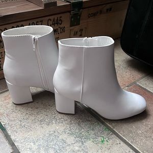 White boots size 7